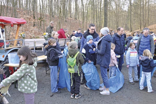 Waldreinugung-0184-Leute