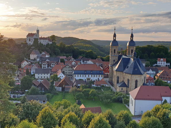 FS0-Blick vom Kreuz auf Basilika und Burg Gößweinstein mit Abendstimmung