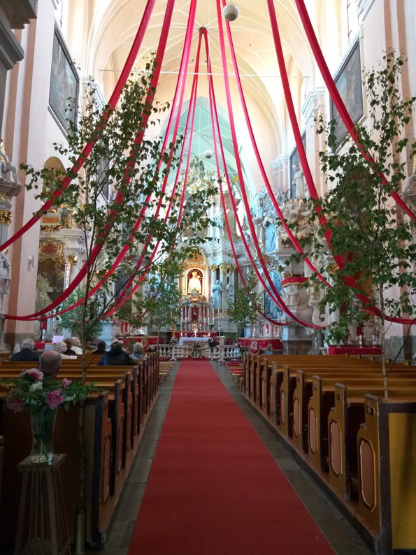Litauen4-Bild 3 Klosterkirche im Festschmuck für Pfingsten