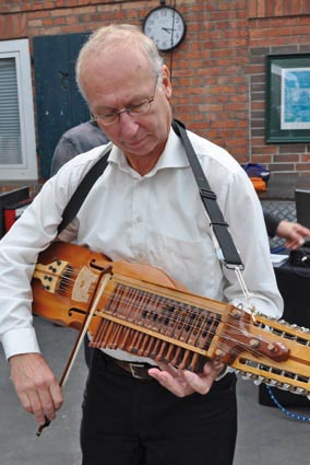 G�nter Klose mit seiner Nyckelharpa