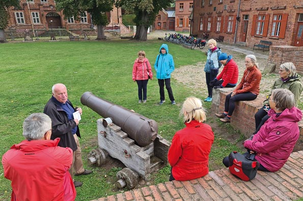 Radtour-(10) Festung D�mitz-Herr Brun vertellt