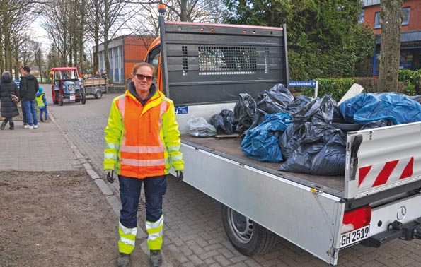 Waldreinigung-Yvonne L�ders vom Bauhof macht �berstunden
