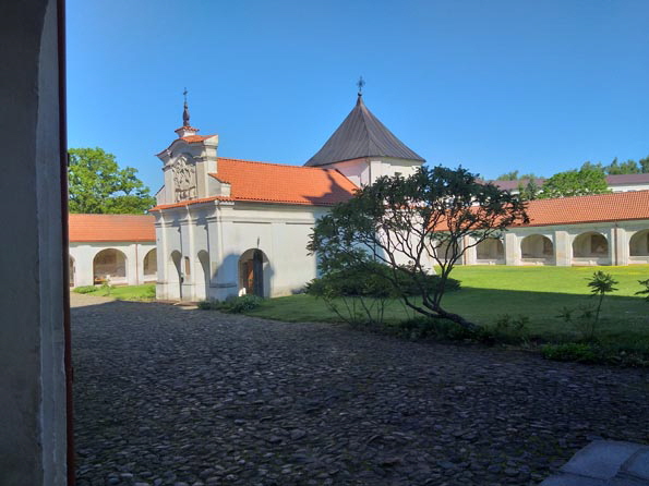 Litauen4-Bild 2 Klosterinnenhof mit Wallfahrtskapelle