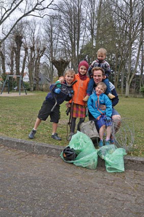 Wald-Niklas Ohling mit seinen Kindern und Sammelergebnis